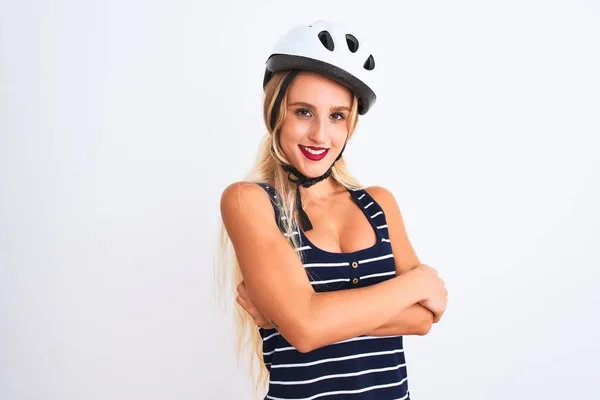年轻的美丽的女人戴着自行车头盔站在孤立的白色背景幸福的脸微笑与交叉的手臂看着相机 积极的人 — 图库照片