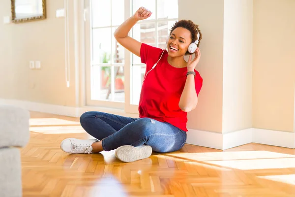 Bella Giovane Donna Afro Americana Con Capelli Afro Ascoltare Musica — Foto Stock