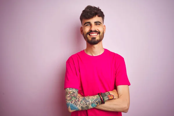 Mladý Muž Tetováním Košili Který Stál Nad Izolovaným Růžovým Pozadím — Stock fotografie