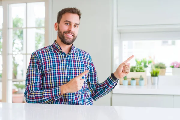 Schöner Mann Buntem Hemd Lächelnd Und Mit Zwei Händen Und — Stockfoto