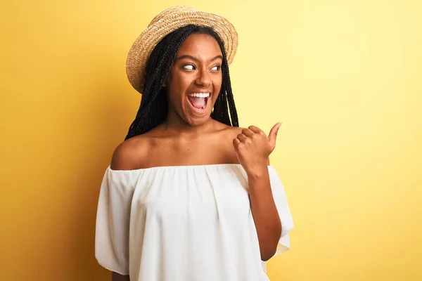 Jeune Femme Afro Américaine Portant Shirt Blanc Chapeau Sur Fond — Photo