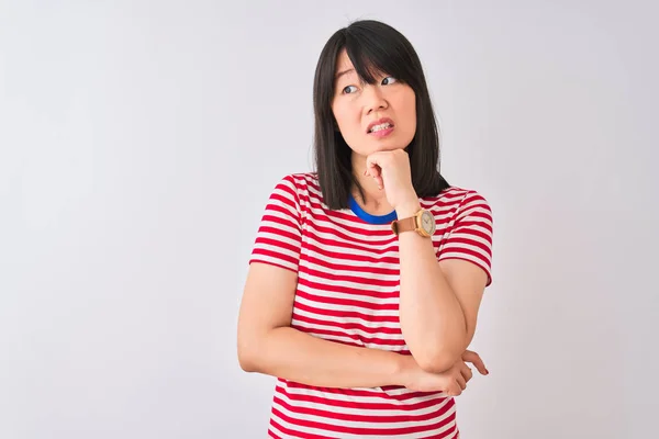 Jonge Mooie Chinese Vrouw Dragen Rood Gestreepte Shirt Geïsoleerde Witte — Stockfoto