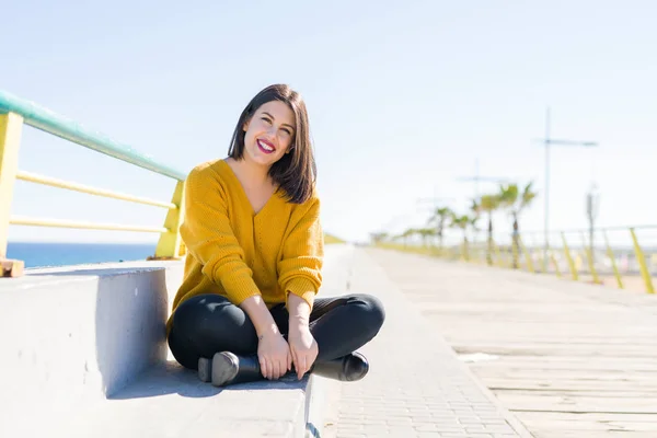 Schöne Junge Frau Sitzt Auf Einer Promenade Meer Lächelnd Fröhlich — Stockfoto