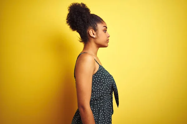 Afro Amerikaanse Vrouw Dragen Zomer Casual Groene Jurk Geïsoleerde Gele — Stockfoto