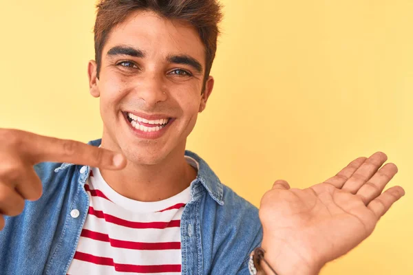 Junger Gutaussehender Mann Gestreiftem Shirt Und Jeanshemd Über Isoliertem Gelben — Stockfoto