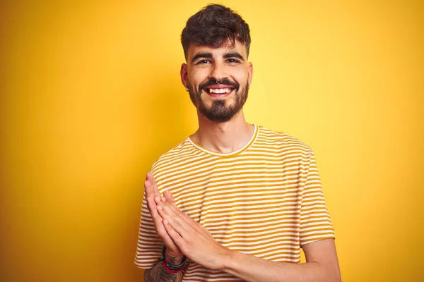 Jonge Man Met Tattoo Dragen Gestreepte Shirt Staande Geïsoleerde Gele — Stockfoto