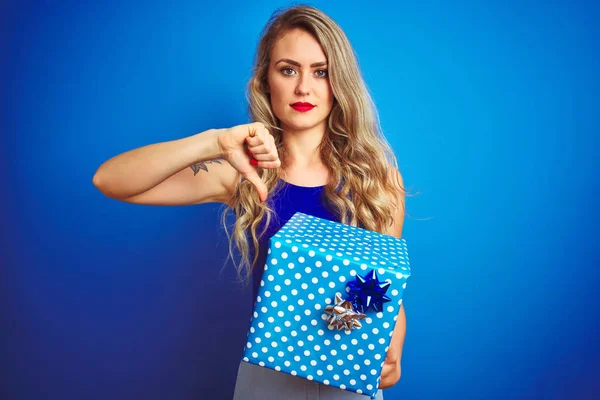 Νέοι Όμορφη Γυναίκα Κρατώντας Γενέθλια Δώρο Πάνω Από Μπλε Απομονωμένο — Φωτογραφία Αρχείου
