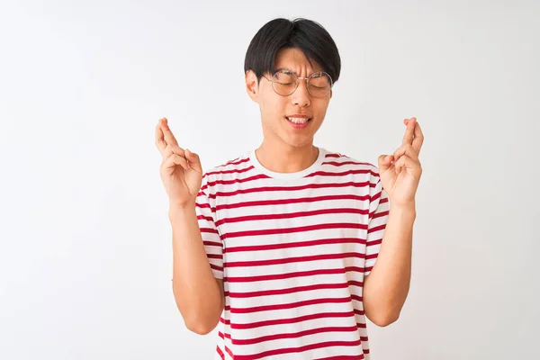 Joven Hombre Chino Con Gafas Camiseta Rayas Pie Sobre Fondo — Foto de Stock