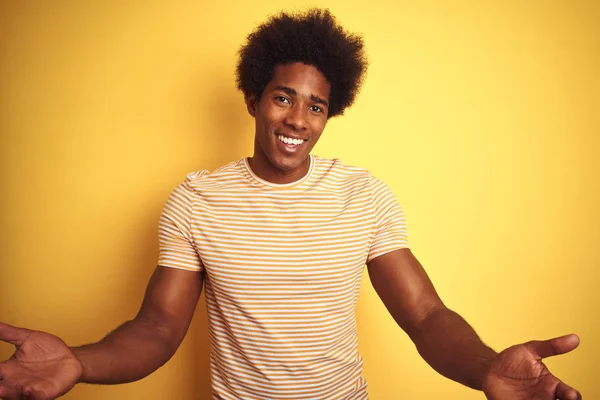 Hombre Americano Con Pelo Afro Vistiendo Camiseta Rayas Pie Sobre —  Fotos de Stock