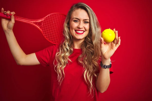 Jonge Sportwoman Spelen Tennis Met Racket Een Bal Rode Geïsoleerde — Stockfoto