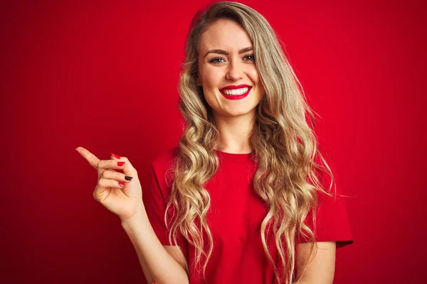 Junge Schöne Frau Einfachem Shirt Steht Über Rotem Hintergrund Mit — Stockfoto