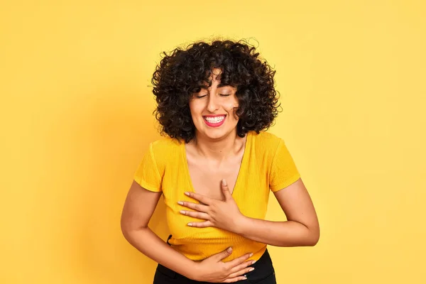 Jovem Árabe Mulher Com Cabelos Encaracolados Vestindo Camiseta Sobre Fundo — Fotografia de Stock