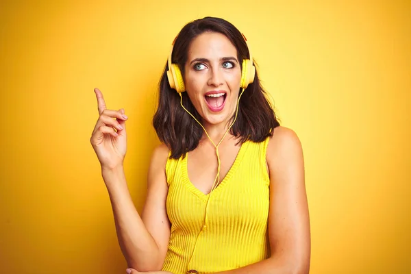 Ung Vacker Kvinna Lyssnar Musik Med Hörlurar Över Gul Isolerad — Stockfoto