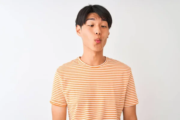 Jeune Homme Chinois Portant Casual Shirt Rayé Debout Sur Fond — Photo