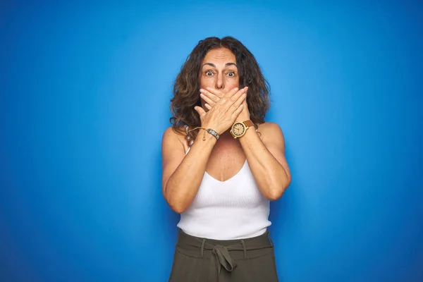 Seniorin Mittleren Alters Mit Lockigem Haar Die Vor Blauem Hintergrund — Stockfoto