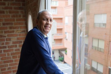 Yakışıklı orta yaş kıdemli neşeli, mutlu gülümseyen adam ve yerine koymak