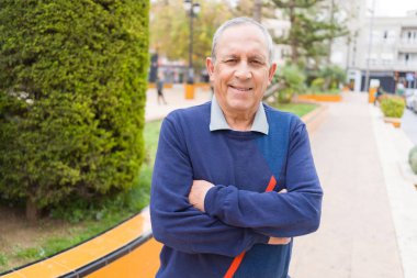 Yakışıklı orta yaş kıdemli neşeli, mutlu gülümseyen adam ve yerine koymak