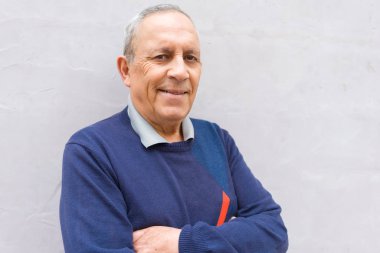 Yakışıklı orta yaş kıdemli neşeli, mutlu gülümseyen adam ve yerine koymak