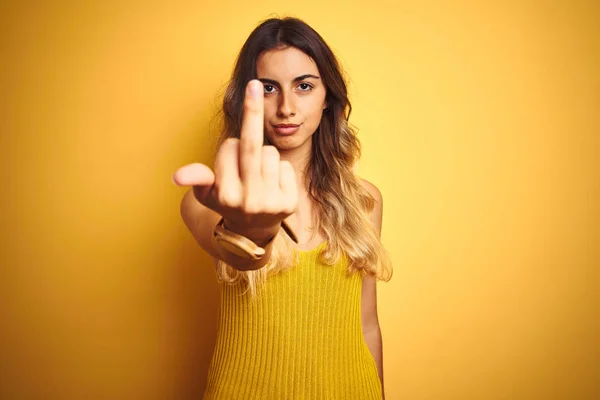 Young Beautiful Woman Wearing Shirt Yellow Isolated Background Showing Middle — Φωτογραφία Αρχείου