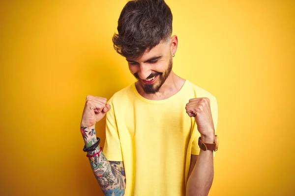 Joven Hombre Con Tatuaje Vistiendo Camiseta Pie Sobre Fondo Amarillo —  Fotos de Stock