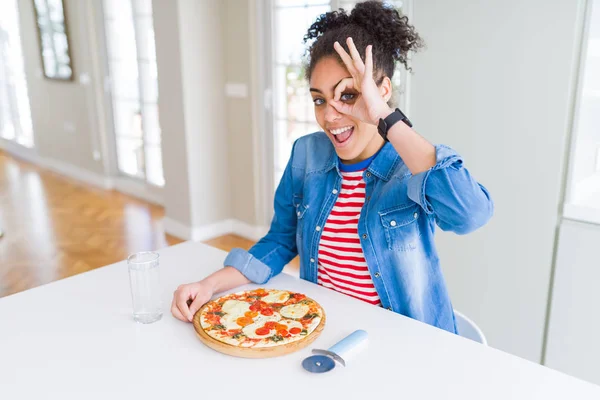 Genç Afrikalı Amerikalı Kadın Mutlu Yüz Ile Yapımı Mozzarella Peynirpizza — Stok fotoğraf