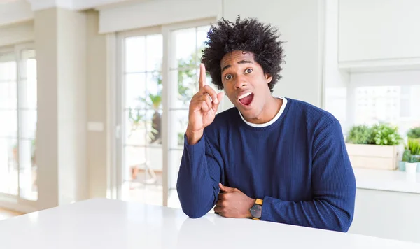 Молодий Афроамериканець Чоловік Носить Випадковий Светр Сидить Вдома Вказуючи Пальцем — стокове фото