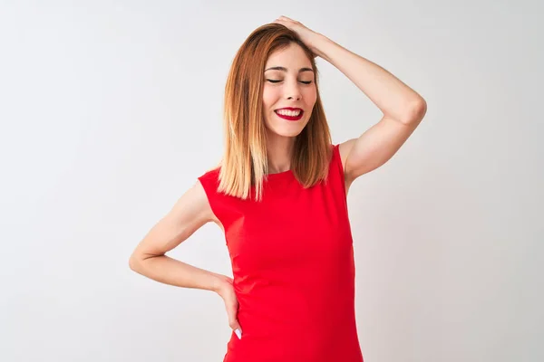 Redhead Affärskvinna Bär Elegant Röd Klänning Stående Över Isolerad Vit — Stockfoto