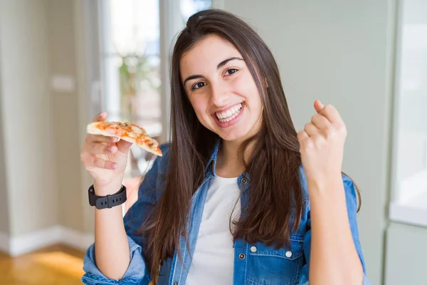 Hermosa Mujer Joven Comiendo Una Rebanada Pizza Sabrosa Gritando Orgulloso — Foto de Stock