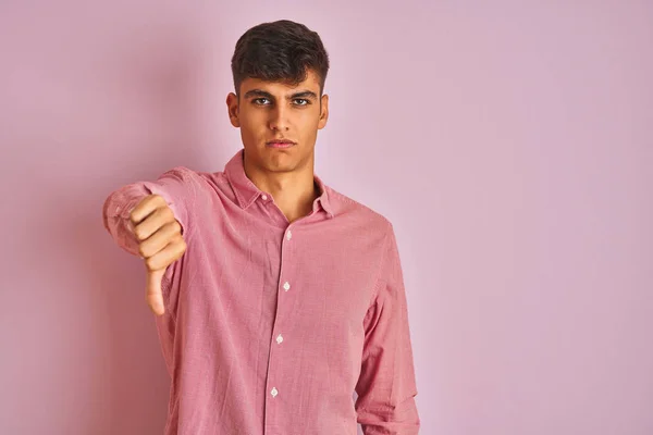 Ung Indian Man Bär Elegant Skjorta Står Över Isolerade Rosa — Stockfoto
