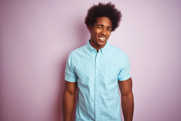 Jovem Americano Com Cabelo Afro Vestindo Camisa Azul Sobre Fundo — Fotografia de Stock