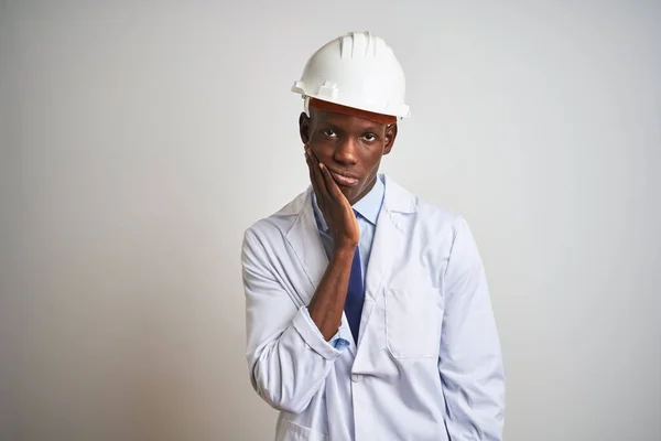Ingegnere Afroamericano Uomo Indossa Cappotto Casco Sfondo Bianco Isolato Pensando — Foto Stock