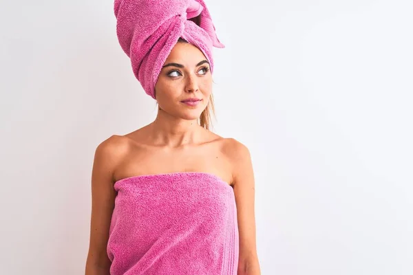 Jovem Mulher Bonita Vestindo Toalha Banho Após Banho Sobre Fundo — Fotografia de Stock