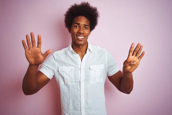 年轻的美国男子与非洲裔头发穿着白色衬衫站在孤立的粉红色背景显示和指向手指9号 同时微笑自信和快乐 — 图库照片