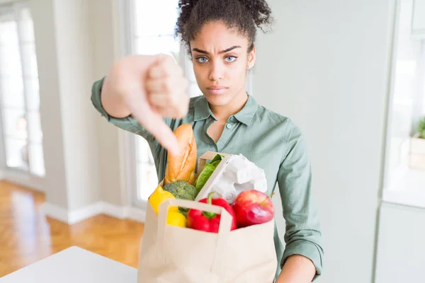 Joven Afroamericana Chica Sosteniendo Bolsa Papel Comestibles Supermercado Con Cara — Foto de Stock