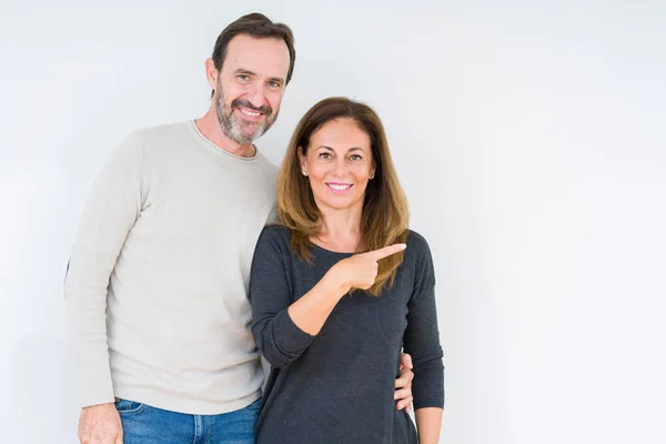 Hermosa Pareja Mediana Edad Enamorada Sobre Fondo Aislado Alegre Con —  Fotos de Stock