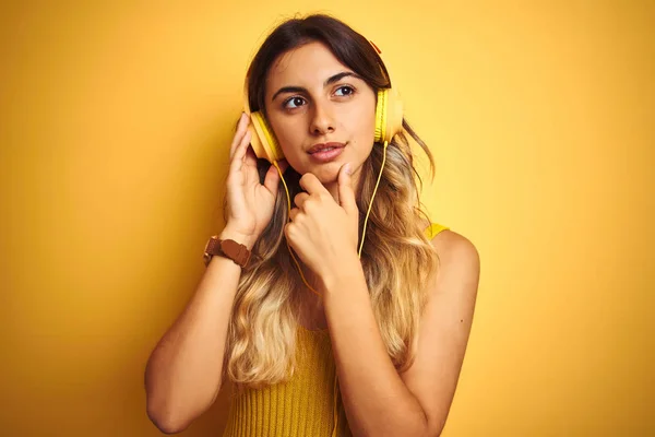 Mujer Hermosa Joven Con Auriculares Sobre Fondo Amarillo Aislado Cara — Foto de Stock