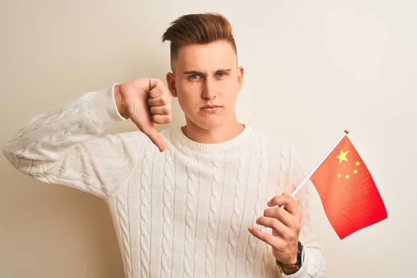 Νεαρός Όμορφος Άνδρας Κρατώντας Κινεζική Σημαία Κίνα Πάνω Από Απομονωμένο — Φωτογραφία Αρχείου