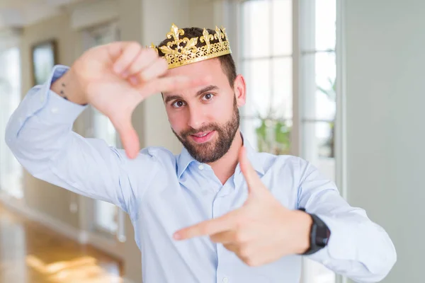 Bonito Homem Negócios Usando Coroa Dourada Como Rei Príncipe Sorrindo — Fotografia de Stock