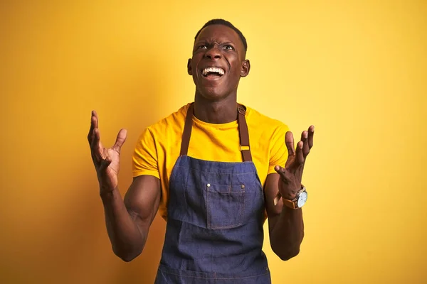 Afro Amerikaanse Barman Man Dragen Schort Staande Geïsoleerde Gele Achtergrond — Stockfoto