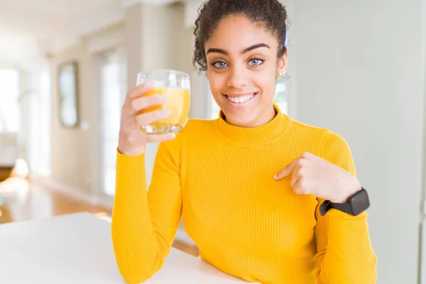 Jovem Afro Americana Bebendo Copo Suco Laranja Fresco Com Rosto — Fotografia de Stock