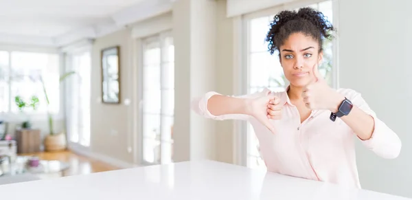 Ângulo Largo Mulher Americana Africana Bonita Com Cabelo Afro Fazendo — Fotografia de Stock