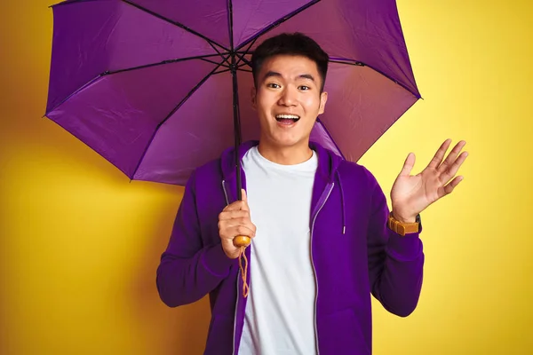 Ásia Chinês Homem Vestindo Roxo Guarda Chuva Sobre Isolado Amarelo — Fotografia de Stock