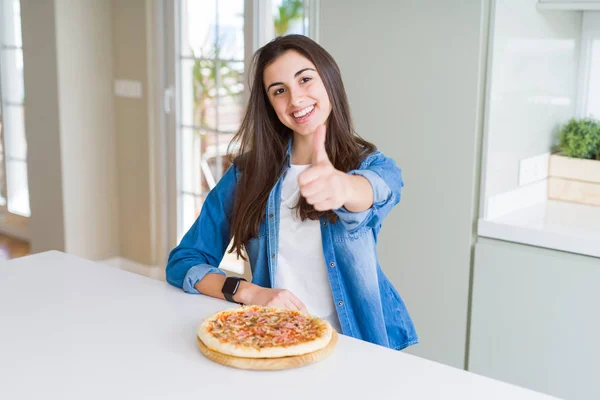 Hermosa Mujer Joven Comiendo Pizza Sabrosa Casera Cocina Haciendo Gesto —  Fotos de Stock