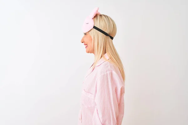 Mulher Meia Idade Usando Máscara Sono Pijama Sobre Fundo Branco — Fotografia de Stock