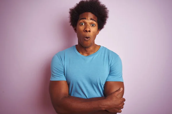 African American Man Met Afro Haar Dragen Blauw Shirt Staande — Stockfoto