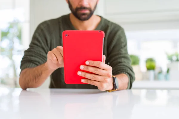 Primer Plano Del Hombre Utilizando Tableta Touchpad — Foto de Stock