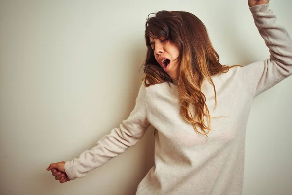 Giovane Bella Donna Che Indossa Maglione Invernale Piedi Sfondo Bianco — Foto Stock