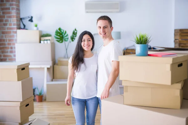 Jovem Lindo Casal Nova Casa Torno Caixas Papelão — Fotografia de Stock