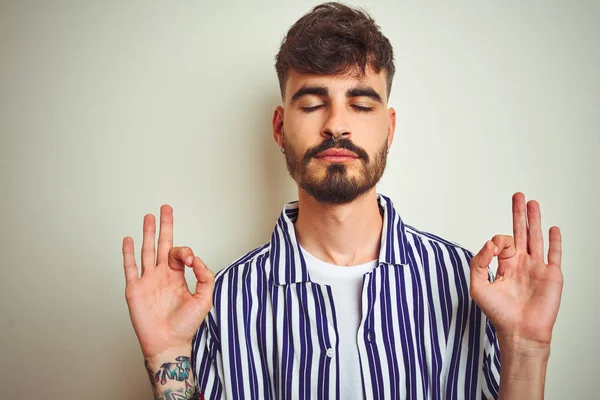 Jovem Com Tatuagem Vestindo Camisa Listrada Sobre Fundo Branco Isolado — Fotografia de Stock