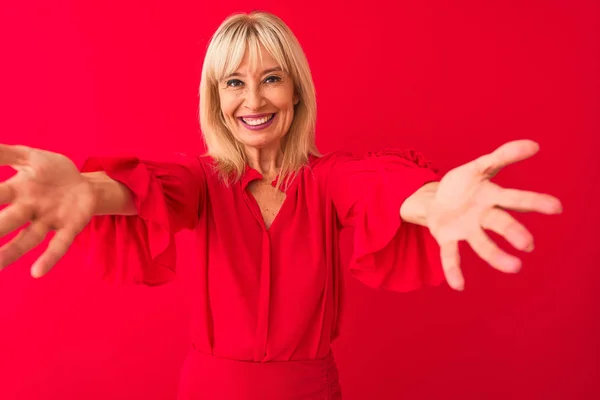 Middle Age Woman Wearing Elegant Shirt Standing Isolated Red Background — Stock Photo, Image